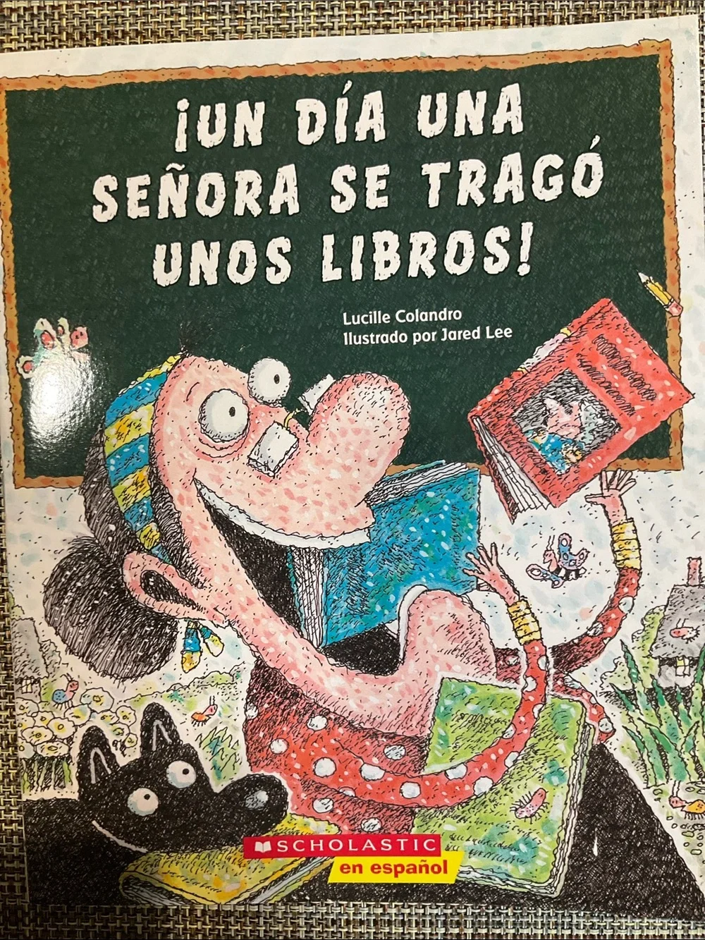 2 books- Un día una señora se tragó unos libros! - Coleccionista de palabras NWT